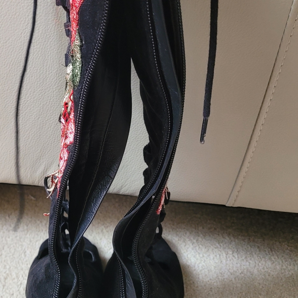 Boots - Picture 4 of 5
